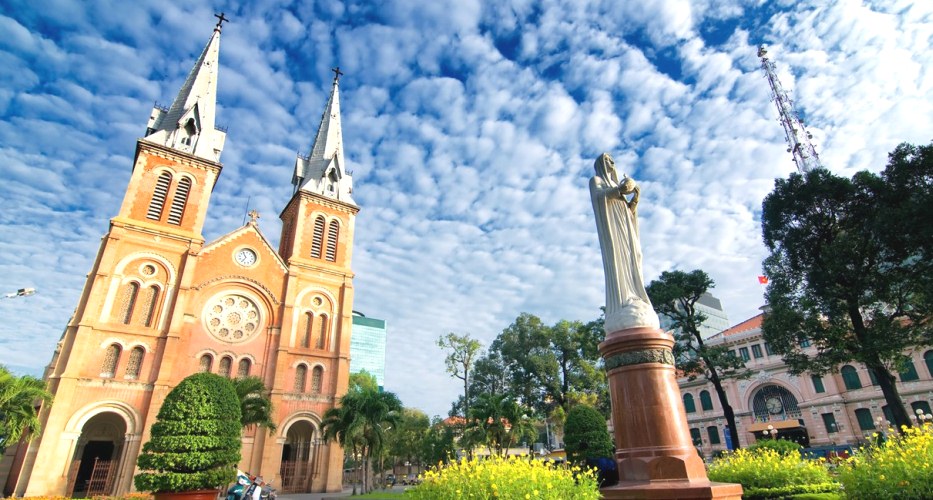 Vor der Kathedrale Notre Dame in Ho-Chi-Minh-Stadt, Vietnam