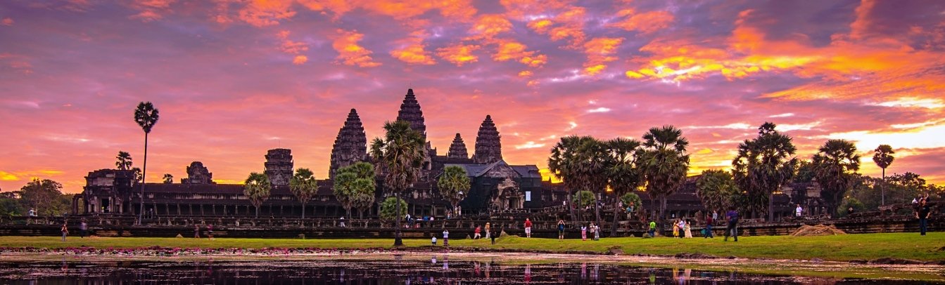 Die Tempelanlage Angkor Wat bei Sonnenuntergang