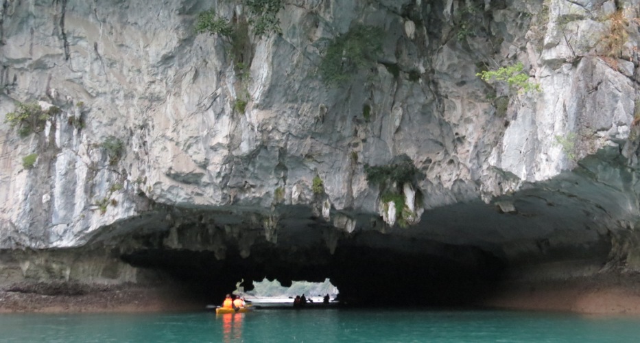 Kayakfahren unter den Smaragdwasser auf Helle und Dunke Höhle