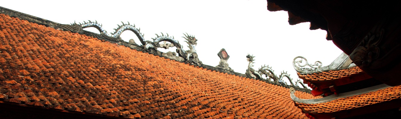 Traditionelle Ziegeldächer im Tempel der Literatur Hanois