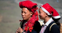 Rote Yao-Frauen in ihrer traditionellen Kleidung