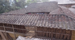 Die traditionellen Stelzenhäuser der Hmong in Sin Cheng