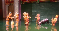 Interessante Wasserpuppenshow stellt das Leben der Vietnamesen dar