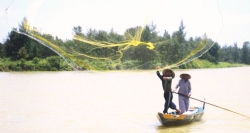 Im Dorf An Bang lernen die Reisenden, wie man das Fischernetz werfen soll