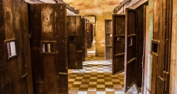 Hölzerne Gefängniszellen im Toul-Sleng-Museum