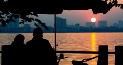 Kaffee genießen bei Abenddämmerung wird Ihre Radtour in Hanoi beenden