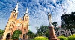 Vor der Kathdrale Notre Dame, Saigon, Vietnam