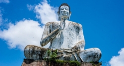 Die riesige Buddha-Statue des Tempels Wat Ek Phnom, Battambang