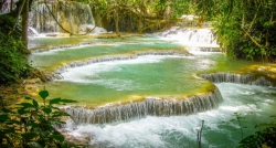 Kuang Si Wasserfall mit seinem türkisblauen Wasser