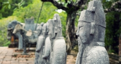 Statuen in der Grabstätte von Kaiser Tu Duc, Hue