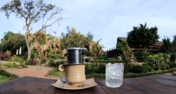 Kaffee im Dorf Trung Nguyen genießen