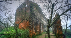 Überrest eines alten Klosters im Dorf Ta Phin