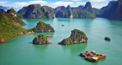 Malerische Inselwelt in der Halong Bucht, Vietnam