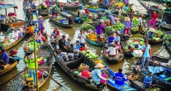 Zahlreiche Boote voller Früchte und Gemüse auf dem schwimmenden Markt Cai Rang