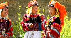 Freundliche Frauen der Yao-Minderheit in Ha Giang, Vietnam