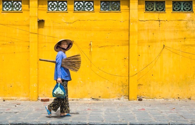 Eine lokale Frau auf der Straße Hoi Ans