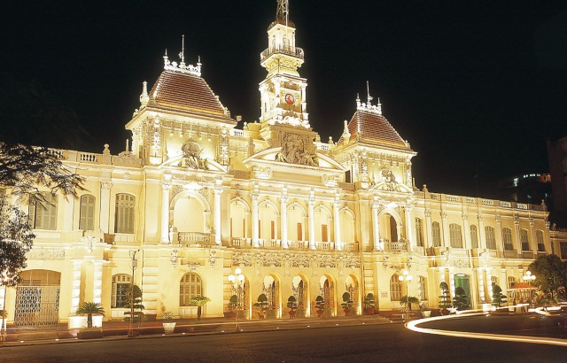 Die Stadthalle von Ho-Chi-Minh-Stadt am Abend