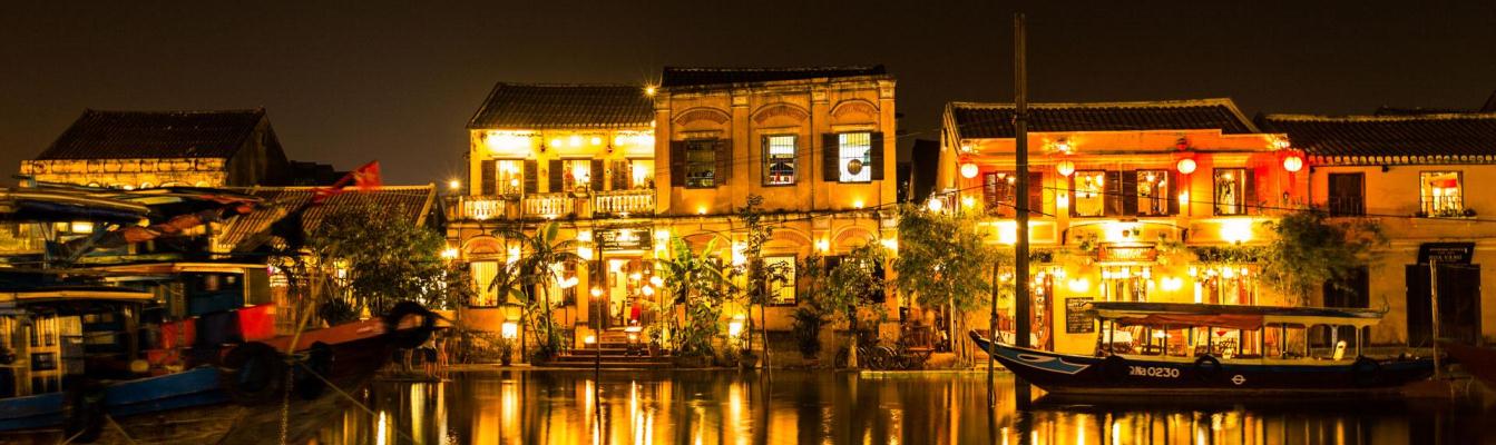 Funkelndes Hoi An bei Nacht