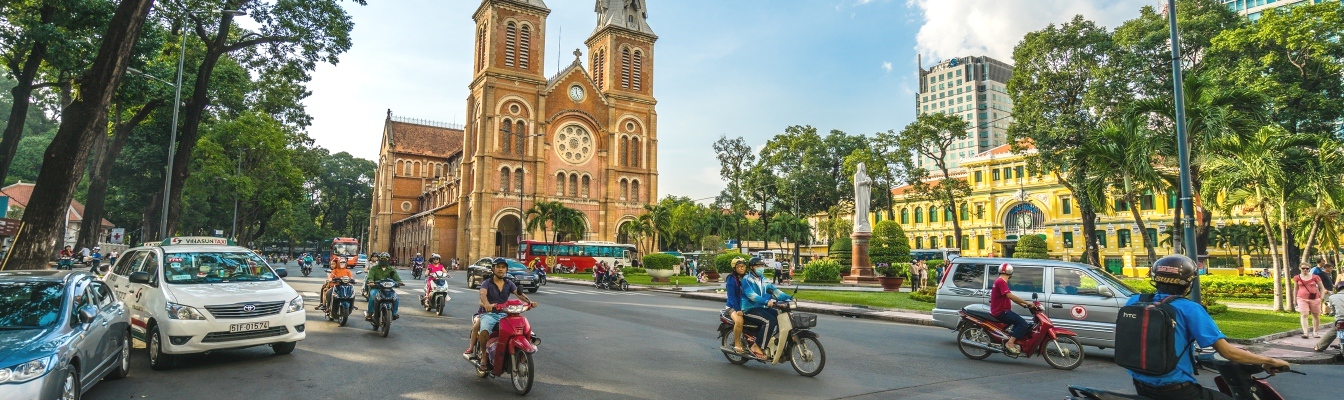 Vor der Kathedrale Notre Dame in Saigon