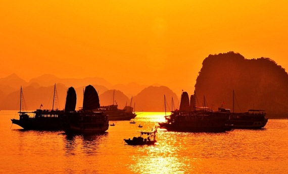 Halong Bucht bei poetischem Sonnenuntergang