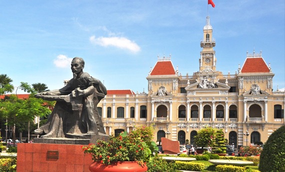 Die Statue von Präsidenten Ho Chi Minh vor dem Rathaus der Stadt