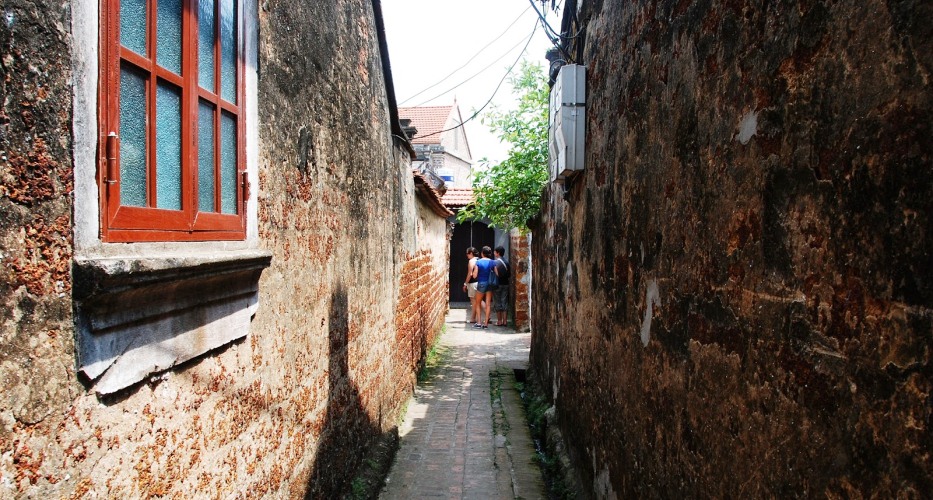 An einer engen Gasse im Dorf Duong Lam, Hanoi