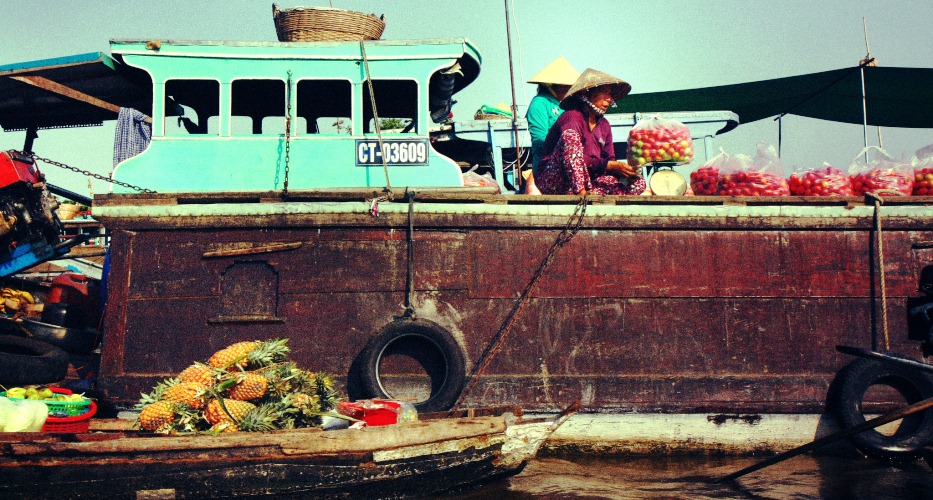 Ein lokales Boot voller Früchte auf dem Markt Cai Rang