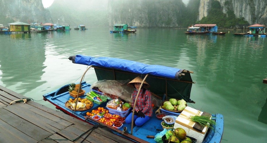Ein Boot der Einheimischen zum Kauf von Früchten in Halong-Bucht