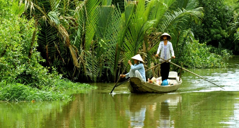 Bootsfahrt inmitten des Labyrinths von Flüsschen und Kanälen im Mekong-Delta