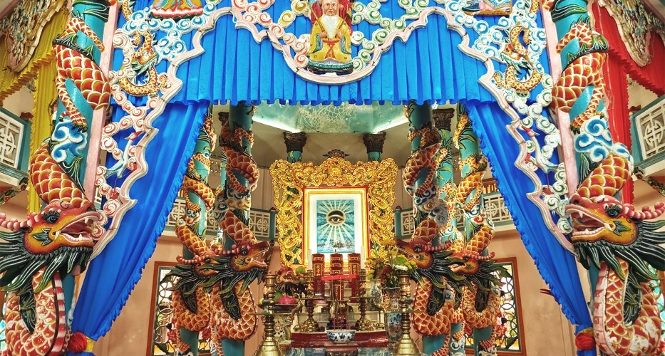 Der bunte Altar im Tempel Cao Dai, Tay Ninh, Vietnam