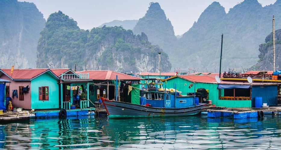 Ein schwimmendes Dorf in Halong-Bucht, Vietnam