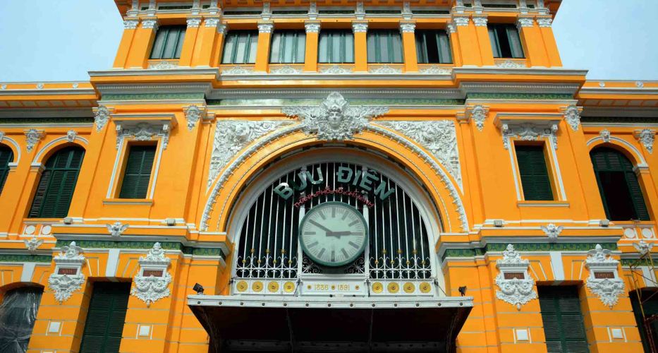 Das zentrale Postamt Saigon mit der Architektur aus europäischen und asiatischen Baustilen