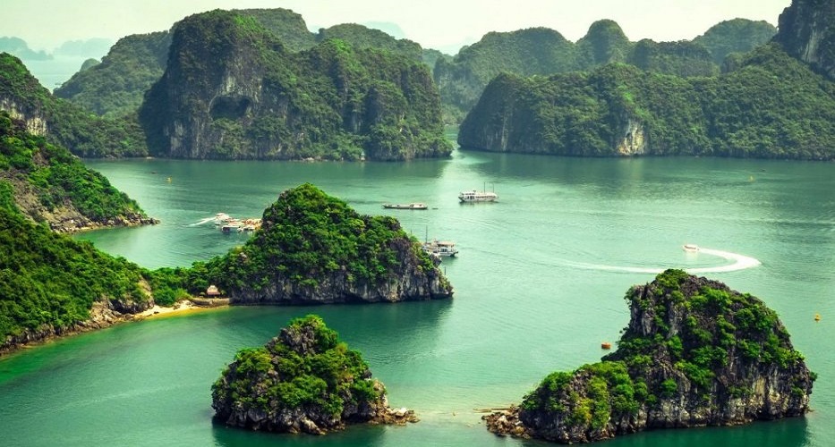 Zahlreiche Kalksteininseln in Halong-Bucht, Vietnam