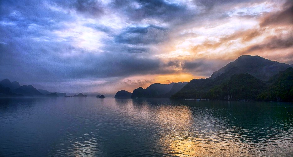 Morgenstunde in der traumhaften Halong-Bucht, Vietnam