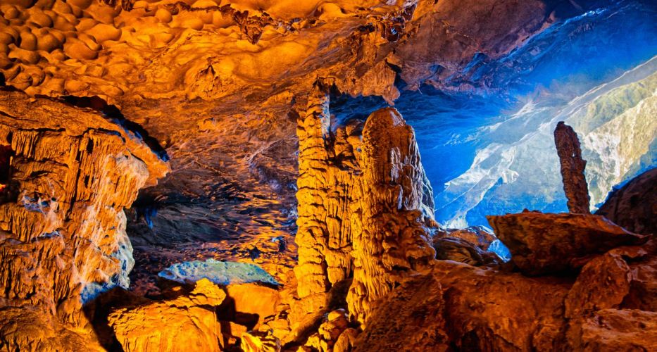 Im Inneren der Überraschenden Höhle, der schönsten Höhle in Halong-Bucht Vietnams