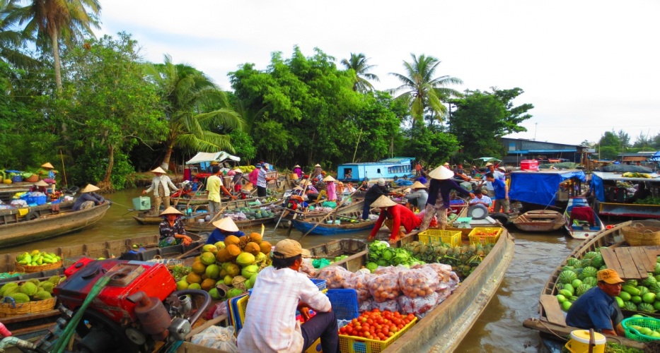Geschäftiger Handel auf dem schwimmenden Markt Cai Rang