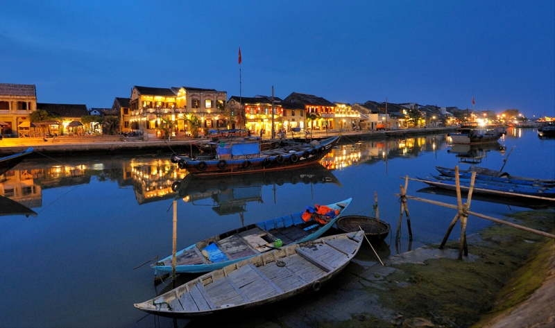 Malerische ehemalige Hafenstadt Hoi An bei Nacht