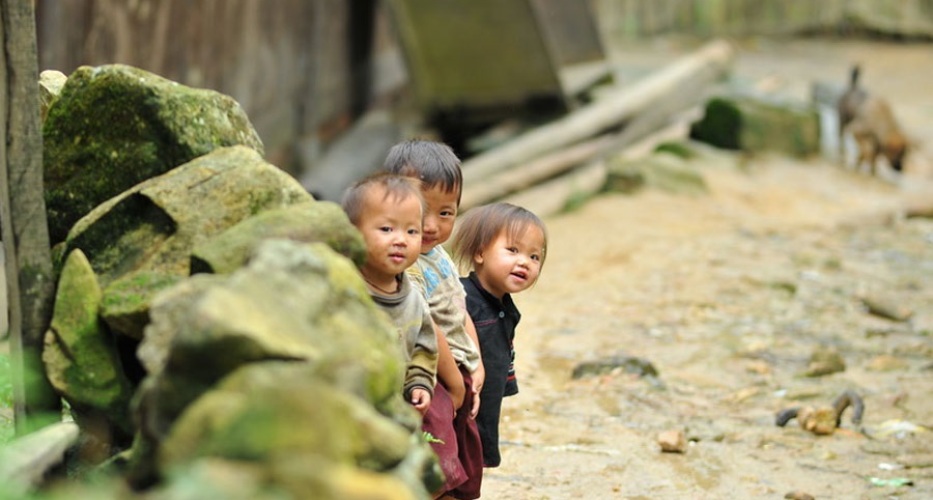 Neugierige Kinder auf Touristen im Dorf Ta Van
