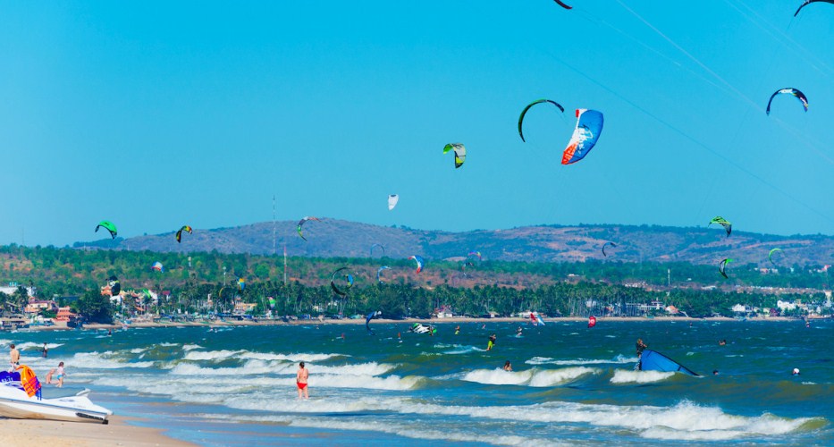 Mit einem Badeurlaub Vietnam können Sie den Kitesurfen am Strand Mui Ne erleben