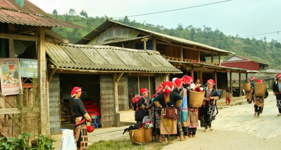 Ethnische Frauen im Dorf Ta Phin, Sapa