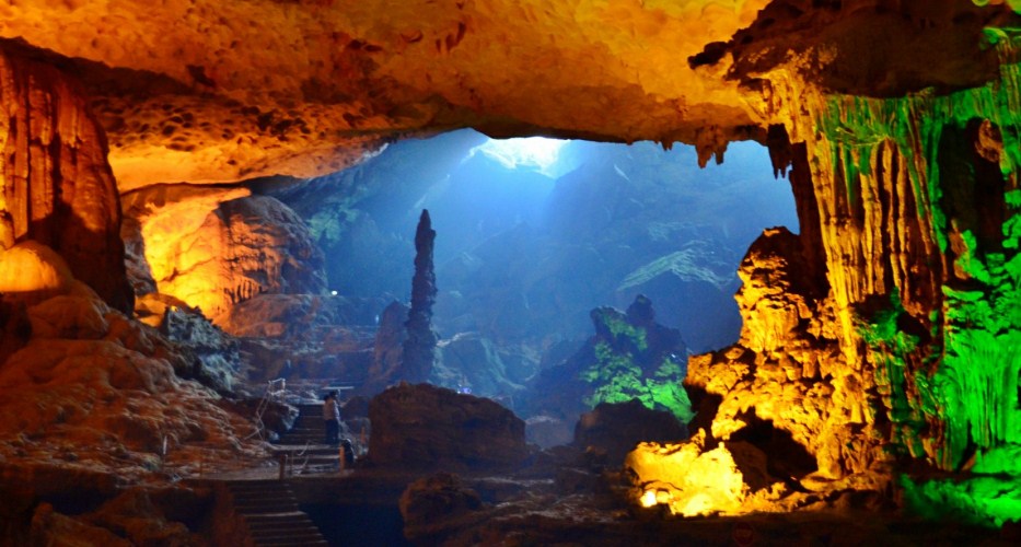 Im Inneren der größten Höhle der Halong-Bucht - Sung Sot Höhle