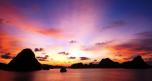 Malerische Landschaft von Halong Bucht bei Sonnenaufgang