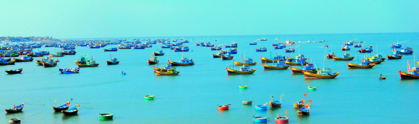 Mehrfarbige Fischerboote in Mui Ne, Vietnam