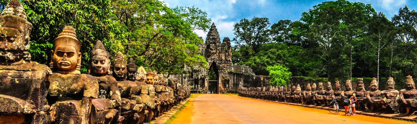 Der Weg zum Südtor in die große Stadt Angkor Thom, Kambodscha
