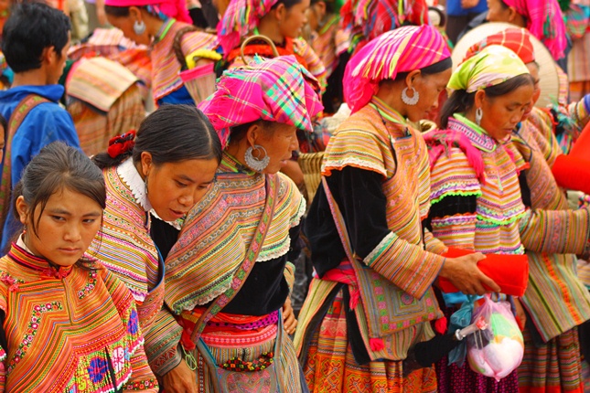 Auf dem farbenfrohen Wochenmarkt Bac Ha in Sapa