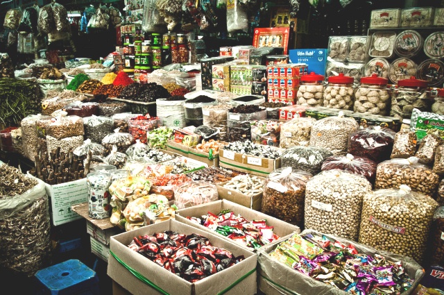 Vielfältige Waren zum Verkauf auf dem Ben-Thanh-Markt, Saigon