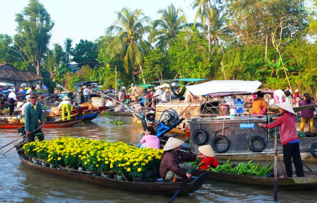 Handelsboote auf dem schwimmenden Markt Cai Be