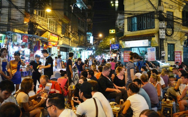 Bia hoi (Bier) trinken auf der Ta Hien Straßer, Altstadtviertel Hanois