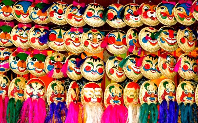 Maske zum Verkauf auf der alten Straße Hanois