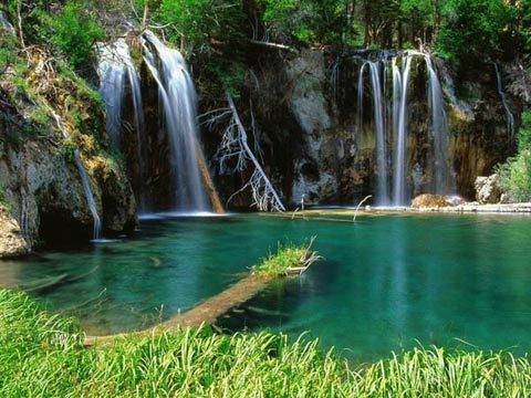 Silber Wasserfälle - einer der schönsten Wasserfälle am Fuße des Berges.
